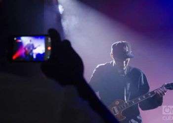Josh Klinghoffer, guitarrista de los Red Hot Chili Peppers, durante una actuación en Fábrica de Arte Cubano en 2015. Foto: Claudio Pelaez Sordo.