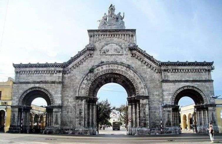 Fachada del Cementerio de Colón