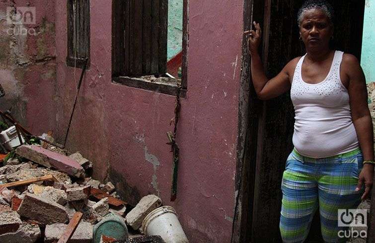 La hija de Ernestina Ulacia contempla los escombros de su vivienda. 