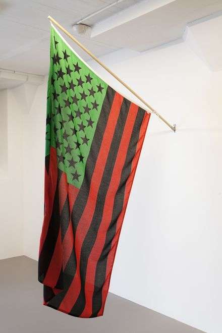 African American Flag (1990) del artista David Hammon, es un ícono de identidad afroamericano, especialmente en Nueva York. Sus colores negro, rojo y verde representan el color de la piel, la sangre y la salud de los ancestros africanos traídos como esclavos a América.