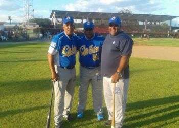 Rey Vicente Anglada, junto a Hipólito Murillo, coach de tercera base ( centro) y Gustavo Zapata, entrenador de jugadores de cuadro