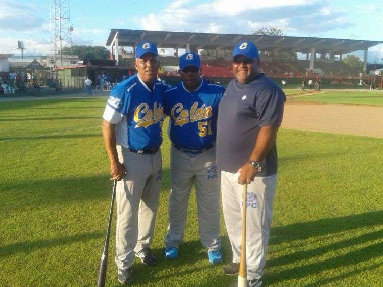 Rey Vicente Anglada, junto a Hipólito Murillo, coach de tercera base ( centro) y Gustavo Zapata, entrenador de jugadores de cuadro