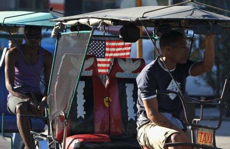 Bicitaxis a la espera de turistas norteamericanos Foto: EFE