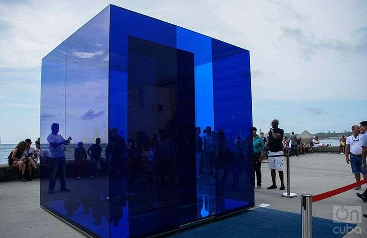 Cubo azul, de Rachel Valdés