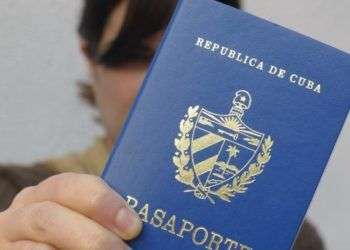 Pasaporte cubano. Foto: Pablo Eppelin.