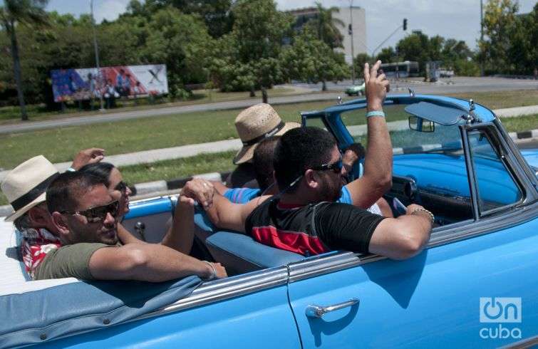 Turistas argentinos de excursión en un convertible. Foto: Roberto Ruiz