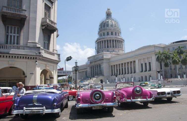 Los autos antiguos son parte de la iconografía turística cubana. Foto: Roberto Ruiz.