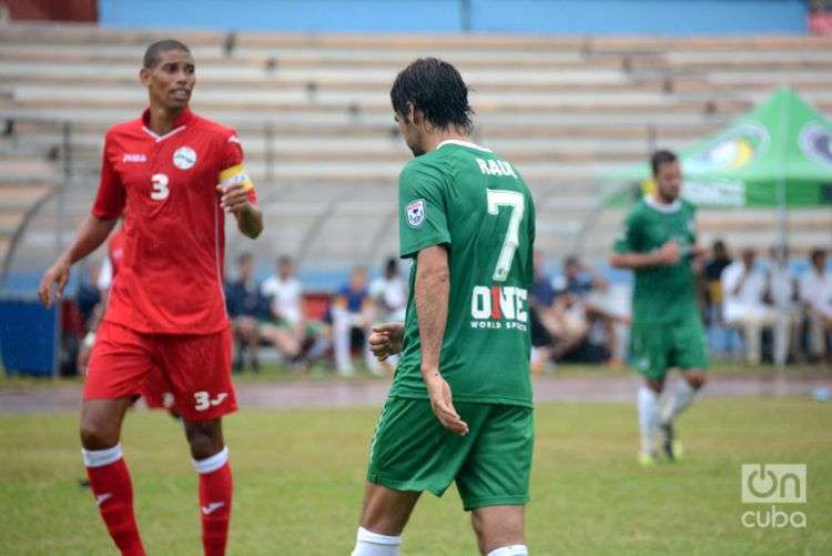 Jeniel Márquez (a la izquierda), otrora capitán del equipo Cuba de fútbol. Foto: Yailín Alfaro.