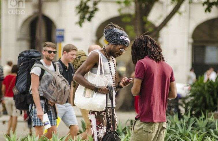 Jóvenes en La Habana navegan por WIFI. Foto: Alain F. Gutiérrez Almeida