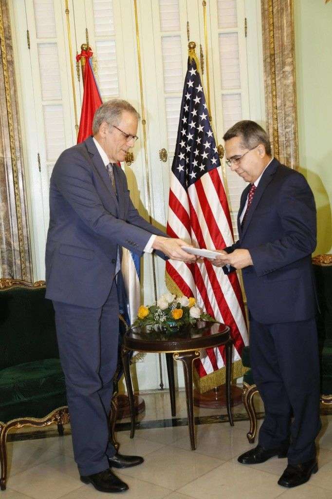 Jeffrey deLaurentis, jefe de la SINA, entrega una carta de Barack Obama para Raúl Castro al ministro interino de Relaciones Exteriores, de Cuba, Marcelino Medina.