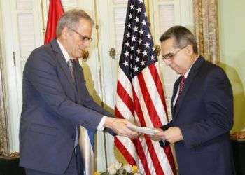 Jeffrey deLaurentis, jefe de la SINA, entrega una carta de Barack Obama para Raúl Castro al ministro interino de Relaciones Exteriores, de Cuba, Marcelino Medina.