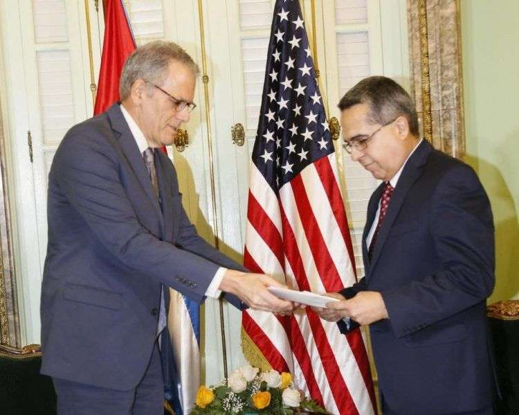 Jeffrey deLaurentis, jefe de la SINA, entrega una carta de Barack Obama para Raúl Castro al ministro interino de Relaciones Exteriores, de Cuba, Marcelino Medina.