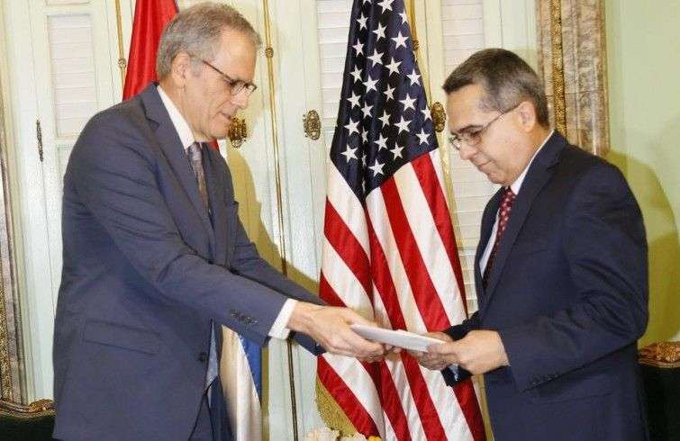 Jeffrey deLaurentis, jefe de la SINA, entrega una carta de Barack Obama para Raúl Castro al ministro interino de Relaciones Exteriores, de Cuba, Marcelino Medina.