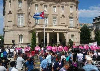 Este 20 de julio fue izada la bandera cubana en Washington, en la sede de la nueva embajada. Foto: Tahimi Arboleya / OnCuba