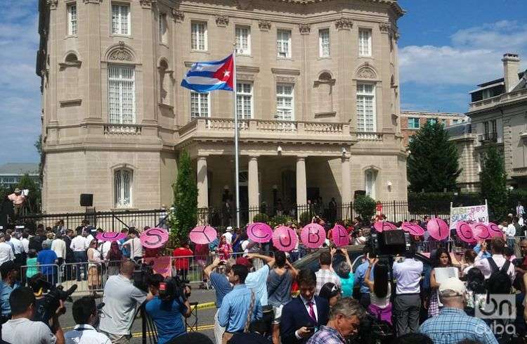 Este 20 de julio fue izada la bandera cubana en Washington, en la sede de la nueva embajada. Foto: Tahimi Arboleya / OnCuba