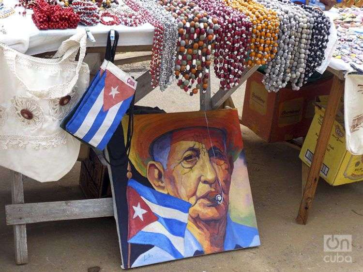 Imagen del clásico guajiro cubano con tabaco, de los cuadros más vendidos / Foto: Eduardo González