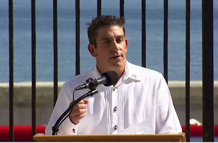 La mañana del 14 de agosto, Richard Blanco declamó "Cosas del mar" durante la ceremonia de izado de la bandera en la sede de la Embajada de Estados Unidos en La Habana.