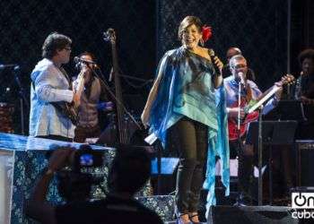 Ivette Cepeda durante el concierto "Abrazos" en el Teatro Mella de La Habana / Foto: Alain L. Gutiérrez Almeida