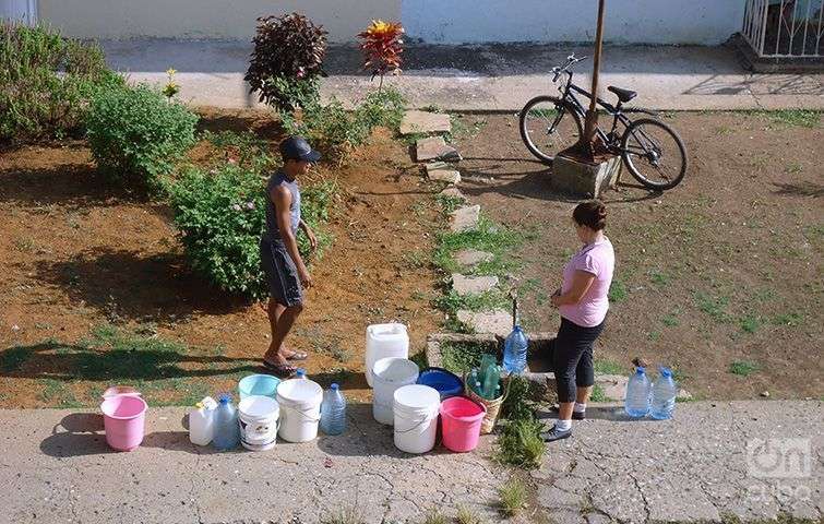 A 30 CUC la pipa de agua potable en Pinar del Río con numerosos salideros