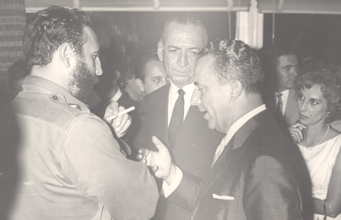 El ex embajador de Suiza en Cuba Emil Stadelhofer conversa con Fidel Castro.