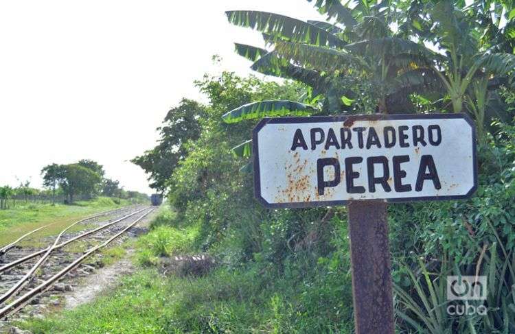 La línea Norte de los Ferrocarriles de Cuba, que va desde Santa Clara hasta Nuevitas, pasa por Perea.
