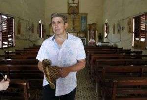 Blanco visitó en junio la iglesia de Nuestra Señora del Rosario donde se casaron sus padres en Palmira, Cienfuegos. Foto: Desmond Boylan, AP