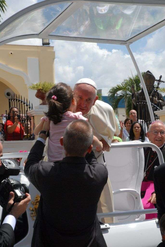 Francisco besa a la niña en holguín