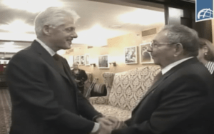 William Clinton y Raúl Castro, se encontraron este sábado. Foto: TV cubana