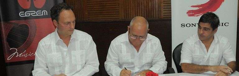 En la firma del acuerdo ayer en La Habana. Foto: Roberto Ruiz