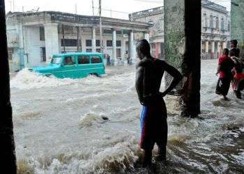 El pasado 29 de abril lluvias intensas en La Habana provocaron inundaciones con saldo de tres muertos y más de 40 derrumbes en La Habana. Foto: AP