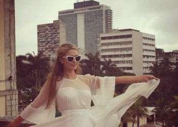 Paris Hilton se fotografió en marzo de 2015 en La Habana. Al fondo, el Hotel Habana Libre, antes Habana Hilton administrado por su familia.