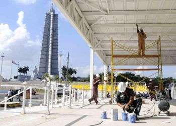 Obreros trabajan en la construcción del Estrado Papal, donde oficiará misa el Papa Francisco, en la Plaza de la Revolución, en La Habana, Cuba, el 24 de agosto de 2015. Foto: Roberto Morejón/AIN