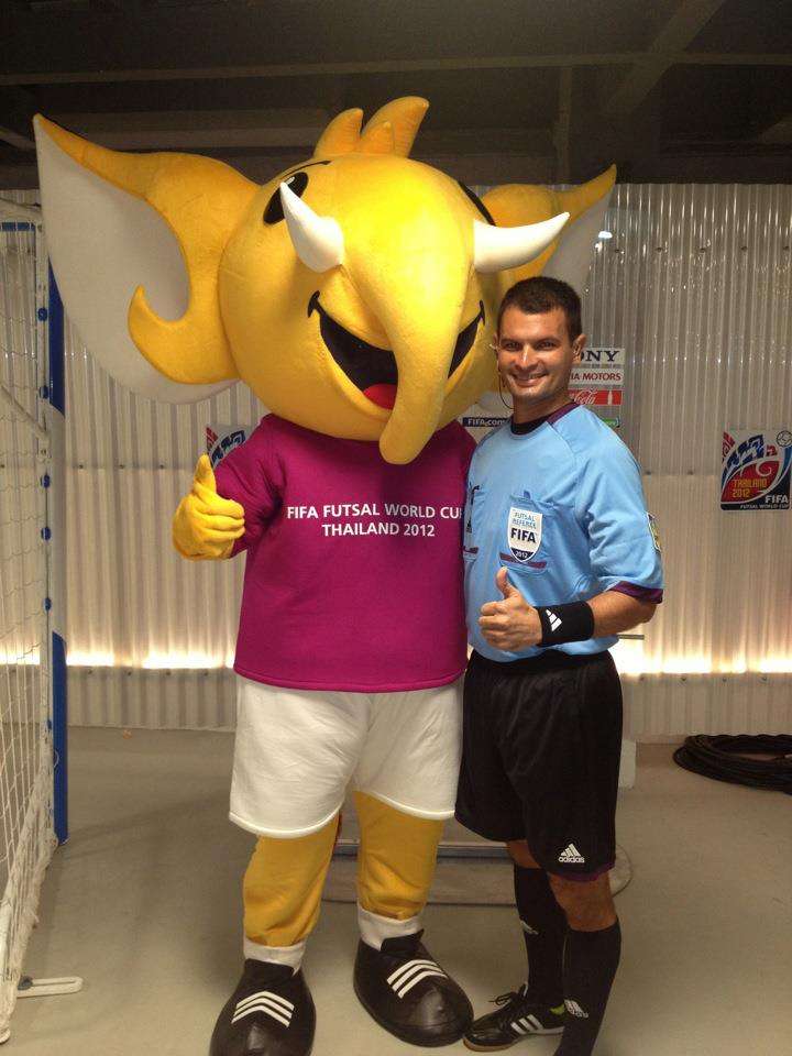 Con la mascota del Campeonato Mundial masculino celebrado en Tailandia 2012. Foto: cortesía del entrevistado.