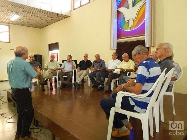 Pastores cristianos reunidos con Rafael Hernández. Foto: José Jasán Nieves