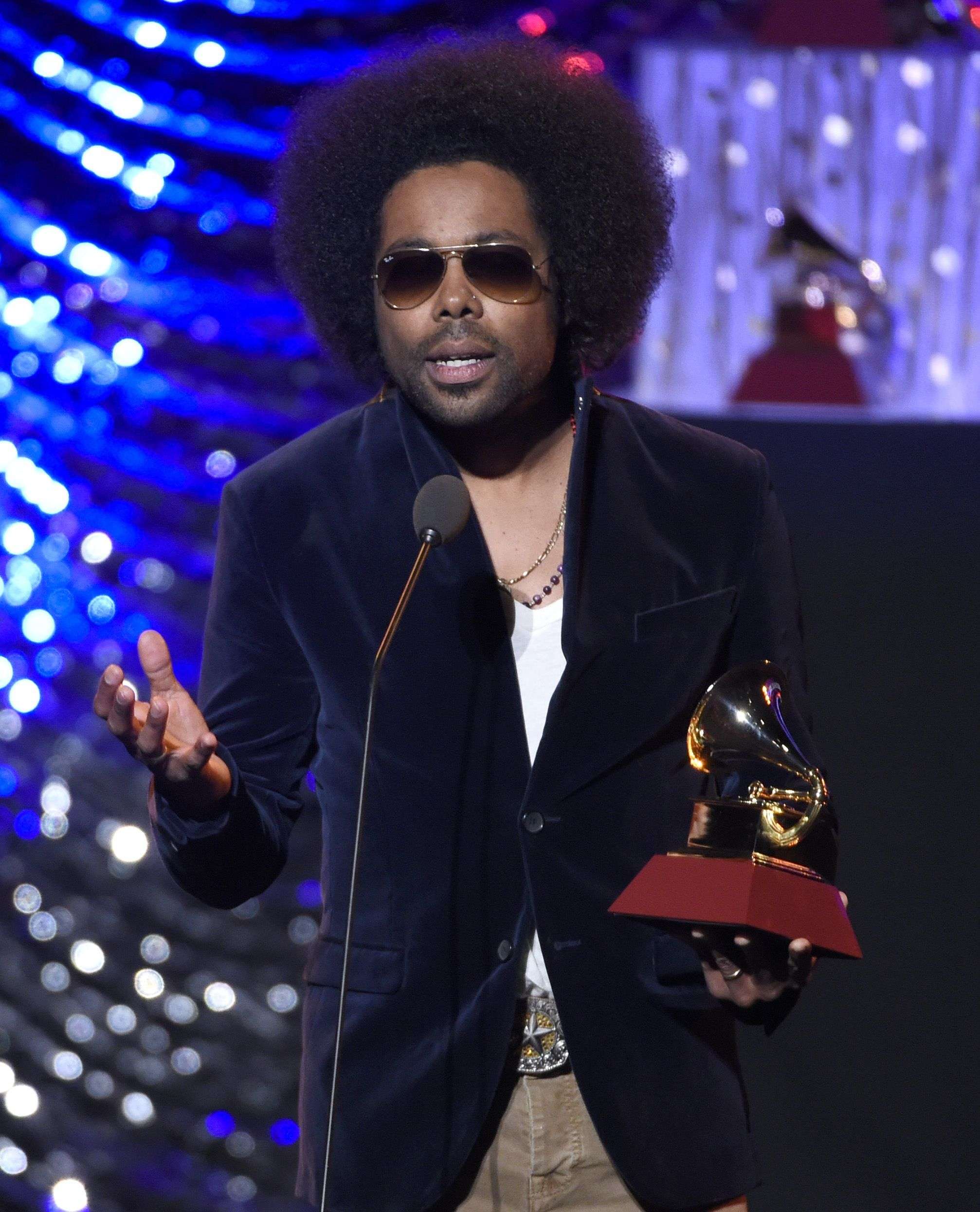 Alex Cuba recibe el premio al mejor álbum cantautor por "Healer" en la 16a entrega de los Latin Grammy el jueves 19 de noviembre de 2015 en Las Vegas. Foto: Chris Pizzello/Invision/AP