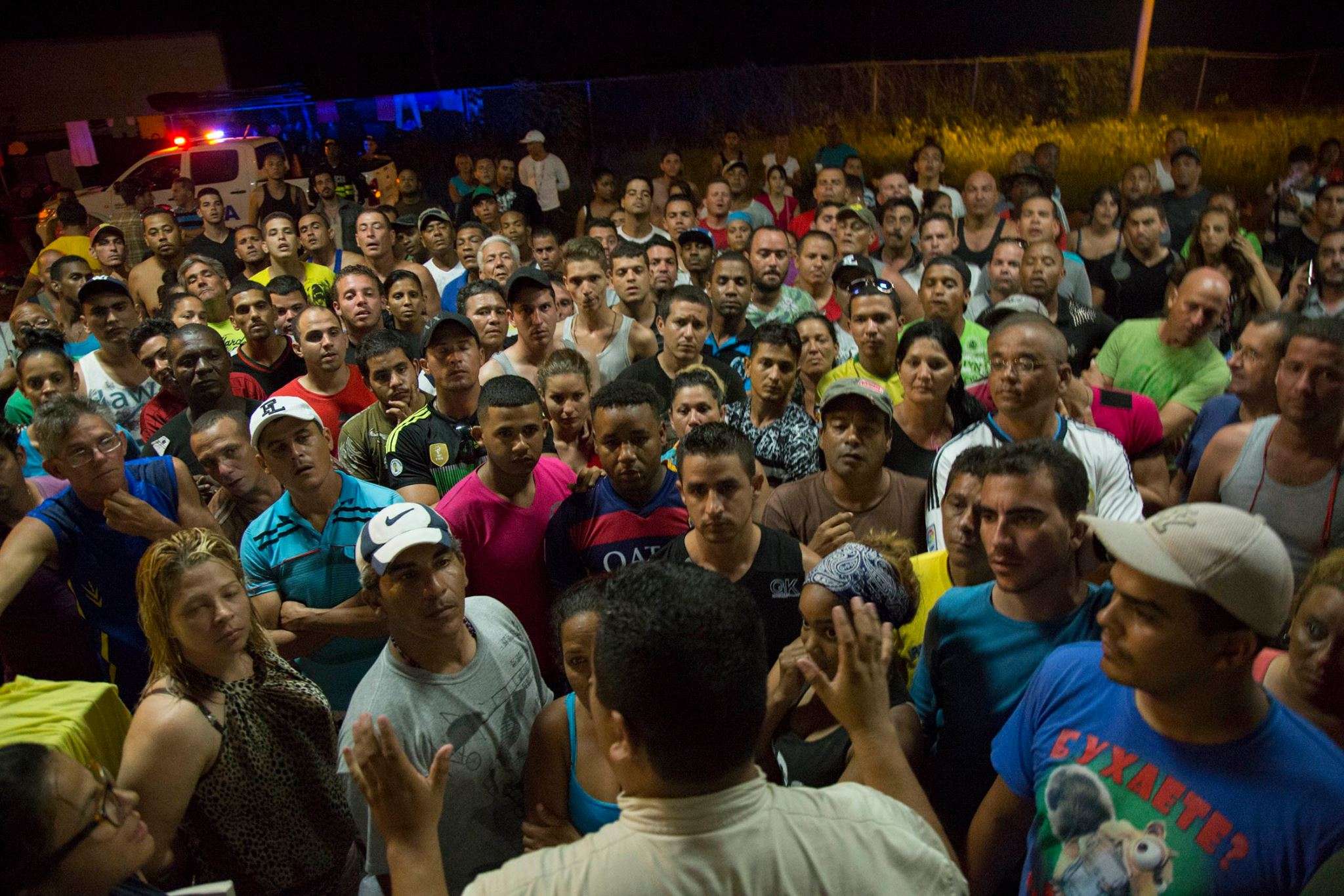 Un funcionario del gobierno de Costa Rica ofrece información a los cubanos. Foto: Presidencia de Costa Rica