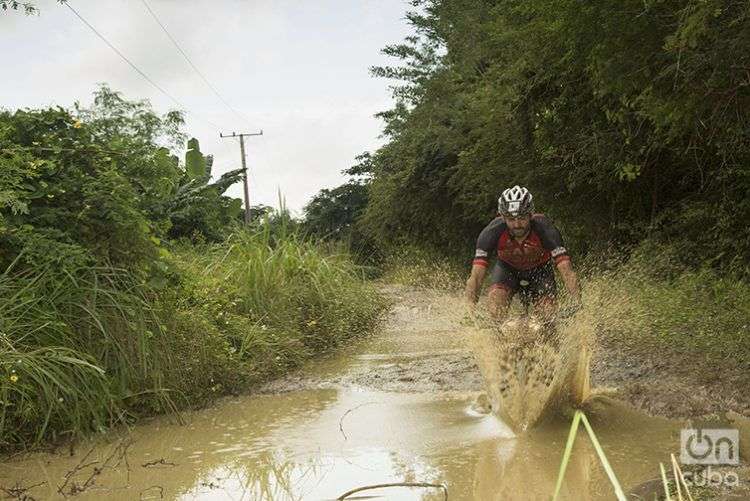 El agua y el lodo se robaron el protagonismo en la primera etapa de la lid / Foto: Cortesía de Titan Tropic Cuba