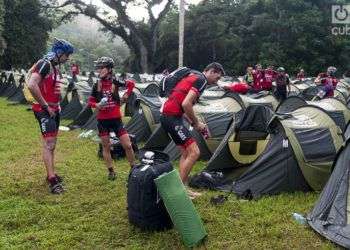 Ciclistas se preparan en el campamento de Soroa antes de arrancar la tercera etapa Soroa-ViÃ±ales (119 km) durante la Titán Tropic Cuba de ciclismo de montaña / Foto: Calixto N. Llanes