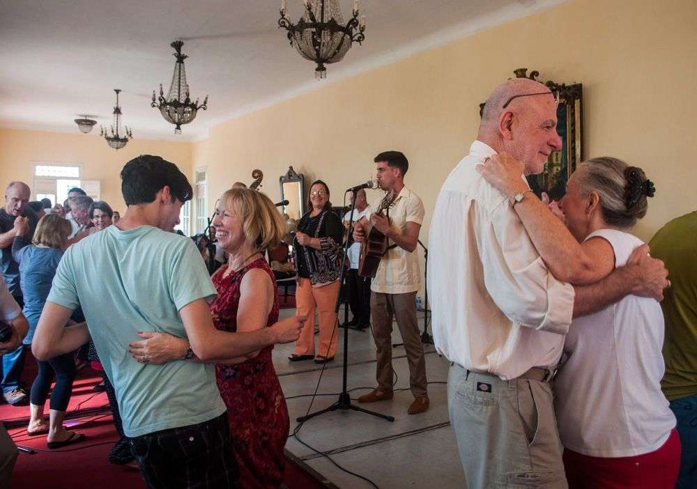 Bailar la música cubana también fue un regalo para los visitantes norteamericanos en Santa Clara. Foto: Yariel Valdés.