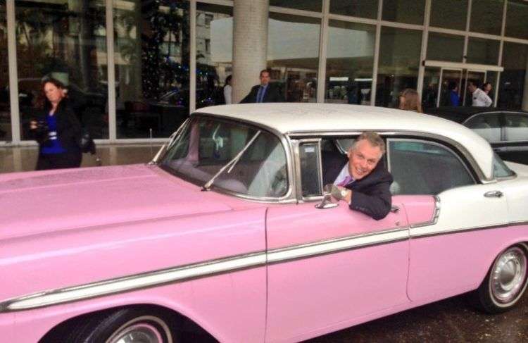 El gobernador McAuliffe conduce un Chevy Bel Air NostalgiCar , bautizado como "Lola" Foto: Twitter del gobernador.