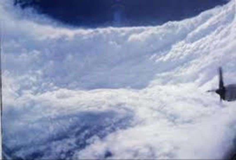Avión de Reconocimiento a Huracanes dentro del “ojo” de un huracán. Para llegar aquí, con la finalidad de recoger datos científicos de suma importancia para el posterior pronóstico del huracán, la aeronave debe cruzar por la pared del “ojo”, que es la pared de nubes que se ve al fondo: una zona de turbulencia extrema. Foto: NOAA