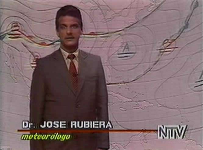 A mediados de los años 80, la TV era ya en colores, pero la técnica gráfica no había avanzado gran cosa. El mapa en el fondo era de papel, con un mapa geográfico impreso en colores, pero dibujado a mano con un lápiz normal.