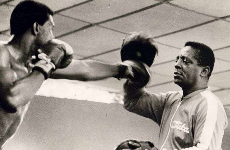 Foto de archivo del legendario entrenador de boxeo Alcides Sagarra (d), cuando lideraba el cuerpo técnico del equipo cubano.