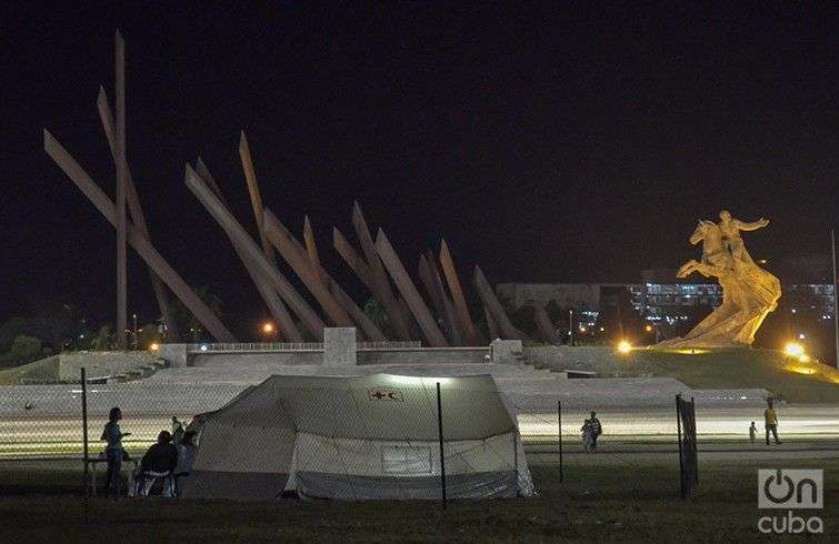 Carpas en la Plaza Antonio Maceo, de Santiago de Cuba. Foto: José Roberto Loo Vázquez