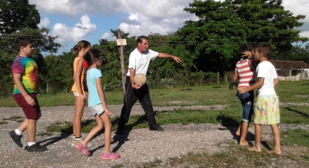 El primer entrenador de béisbol de Maels Rodríguez ahora entrena fútbol a sus niños. Foto: Francisco Javier