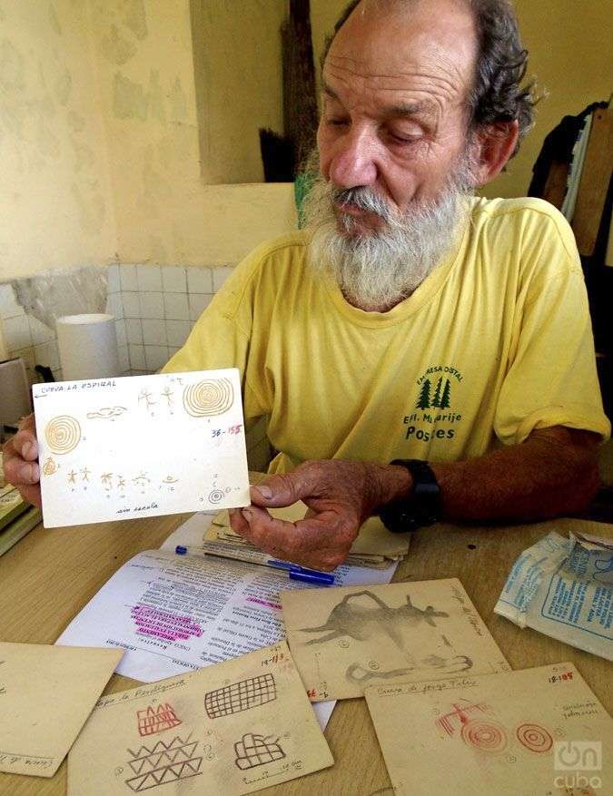 Hilario aprovecha sus habilidades en las artes plásticas y dibuja bocetos de la mayoría de las estaciones de arte rupestre descubiertas en el extremo occidental de Cuba / Foto: Ronald Suárez