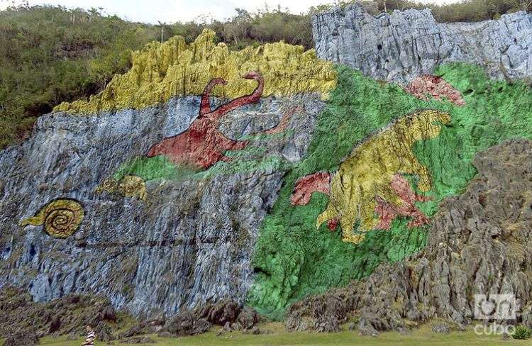 El Mural de la Prehistoria, en el valle de Viñales, muestra la evolución de la vida en esta región del occidente de Cuba, con grandes valores arqueológicos, geológicos y paleontológicos / Foto: Ronald Suárez