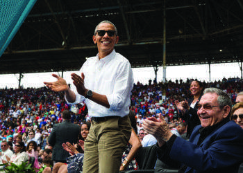 El presidente Barack Obama y el presidente Raúl Castro aplauden una carrera de los Rays de Tampa Bay contra la selección de Cuba en el Estadio Latinoamericano de La Habana, Cuba, 22 de Marzo 2016. Foto: Pete Souza / Casa Blanca