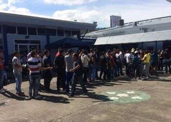 Cubanos esperan en Paso Canoas, Panamá. Foto: CB24