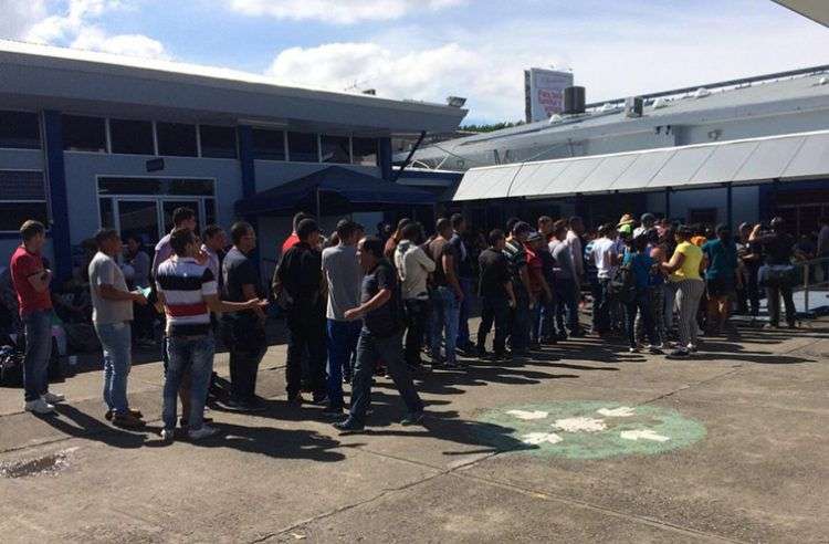 Cubanos esperan en Paso Canoas, Panamá. Foto: CB24